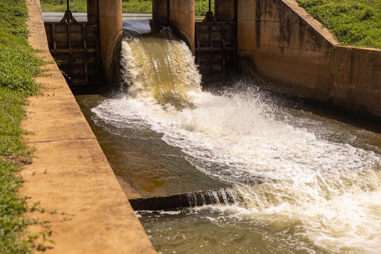 Water Resources & Environmental Engineering — Weir and spillway in flow