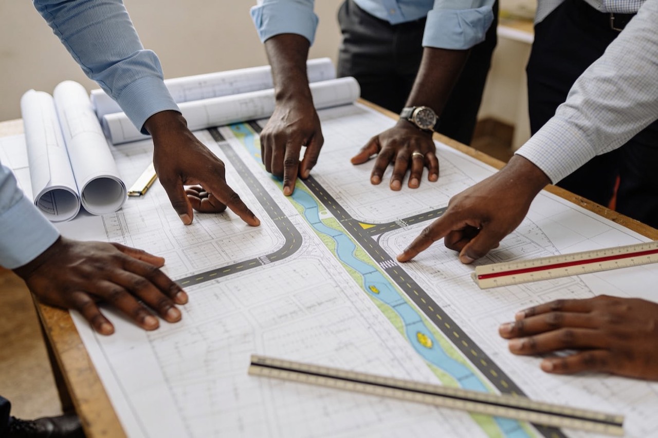 Project Management — Team around the plan table